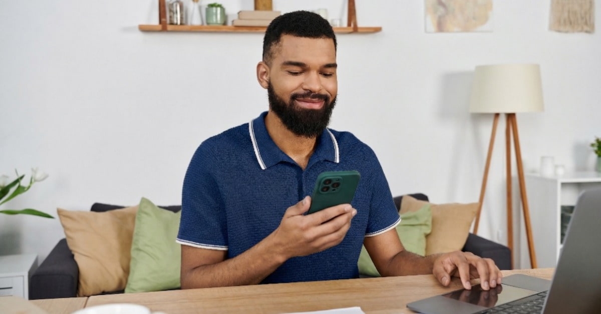 Homem empreendedor consulta lista de quem pode ser MEI no celular