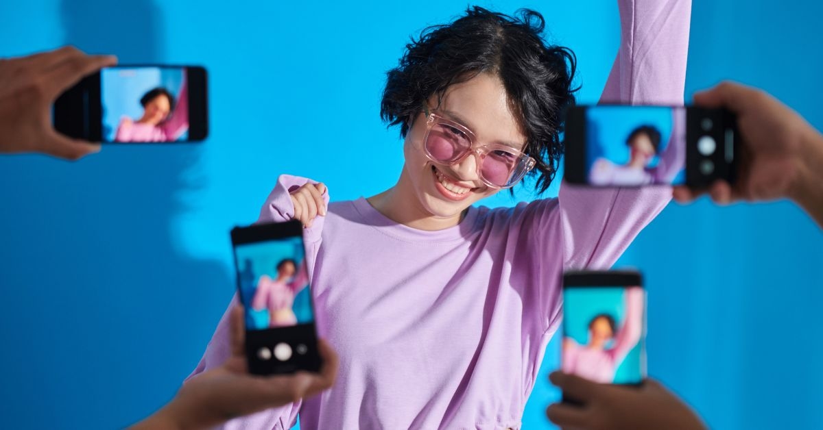 Mulher gravando vídeo para rede social representando o que é TikTok