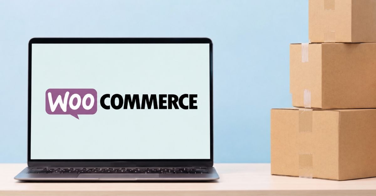 Mesa de trabalho com notebook aberto representando WooCommerce o que é e caixas de envio ao lado