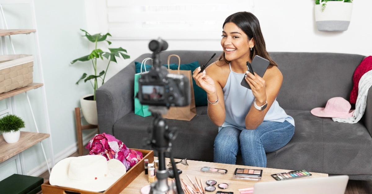 Mulher faz vídeo para redes sociais representando melhores horários para postar no TikTok