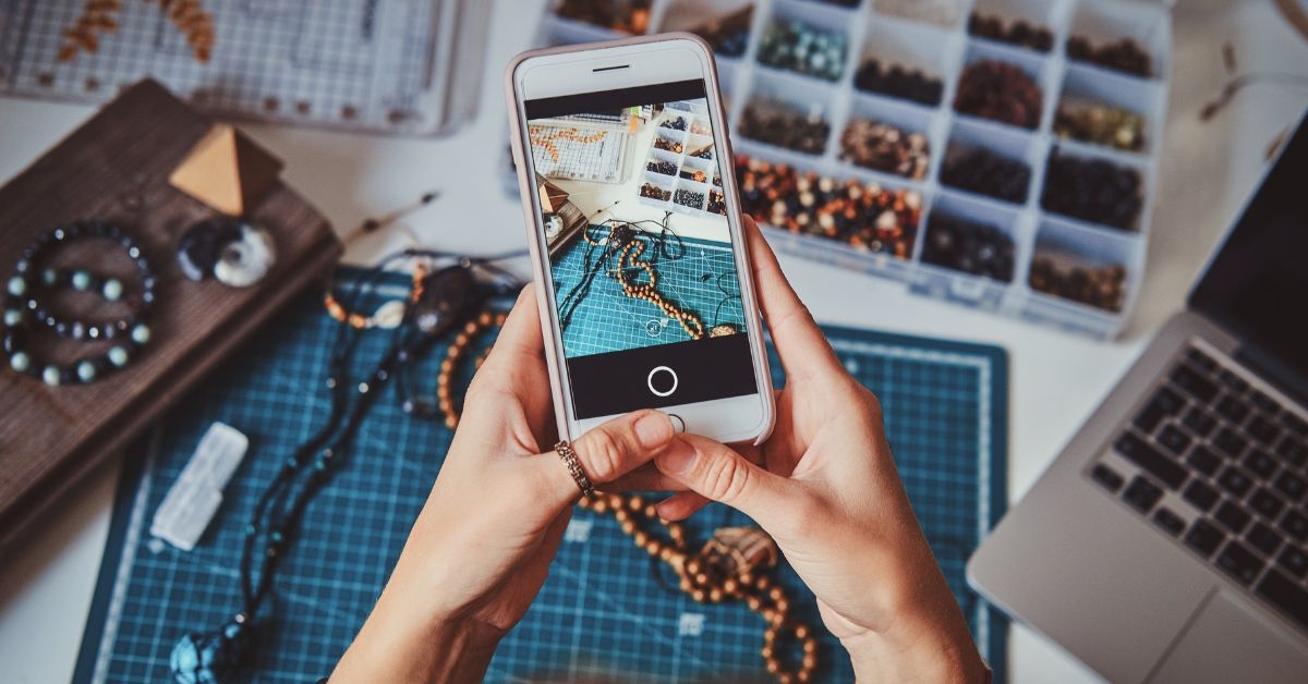 Mulher publicando foto nas redes sociais após aprender a como criar um instagram profissional