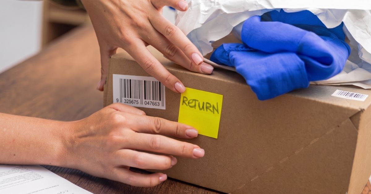 Imagem de caixa com aviso de retorno representando mercadoria avariada